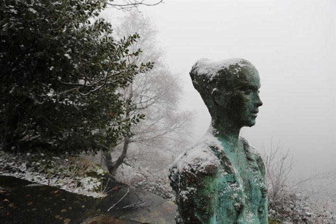 Archivo - Una estatua durante la nevada en Pedrafita, a 20 de noviembre de 2025, en Lugo, Galicia (España). El marcado descenso de las temperaturas en los últimos días, unido a las lluvias anunciadas, configura un escenario propicio para que la nieve haga