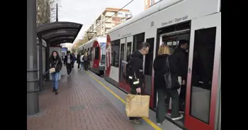 Detenido un joven por agredir sexualmente a una mujer en la estación de tranvía de Vicent Zaragozà de València