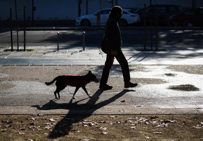 Imagen de transeúntes sevillanos protegiéndose del frío a pocos días de la entrada oficial del invierno. A 17 de diciembre de 2025, en Sevilla (Andalucía, España). Según predicciones, Andalucía encara un invierno 2026 con valores mas cálidos en cuanto a t
