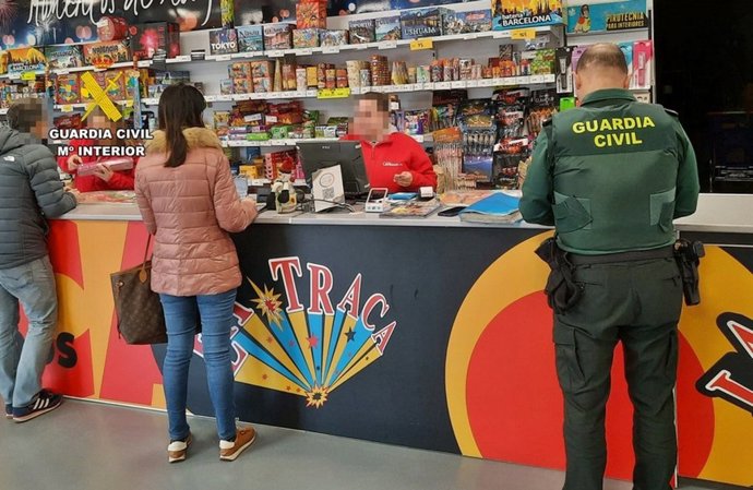 La Guardia Civil inspecciona un establecimiento