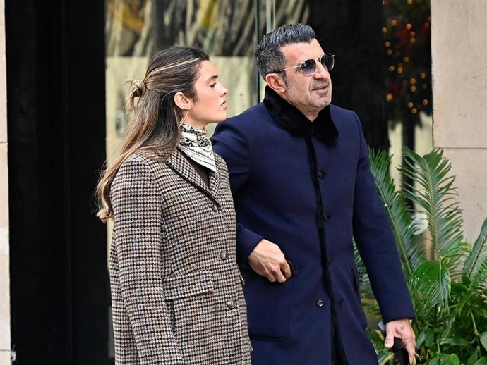 Luis Figo pasea junto a su hija Stella, a 24 de diciembre de 2025, en Madrid (España)