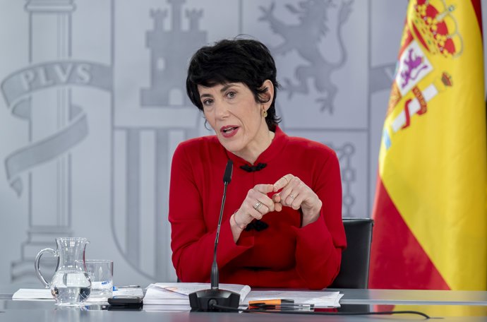 La ministra de Seguridad Social, Inclusión y Migraciones y nueva portavoz del Gobierno, Elma Saiz, durante una rueda de prensa posterior al Consejo de Ministros, en el Palacio de la Moncloa, a 23 de diciembre de 2025, en Madrid (España).