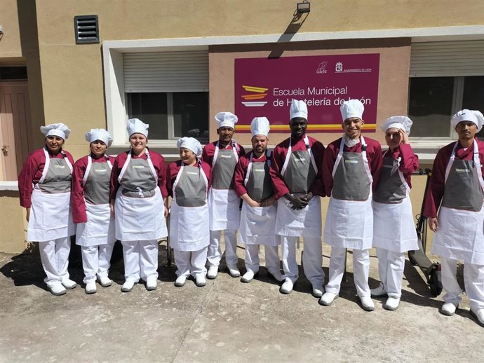 Alumnos del Curso de Operaciones Básicas de Cocina en las dependencias de la Escuela Municipal de Hostelería.