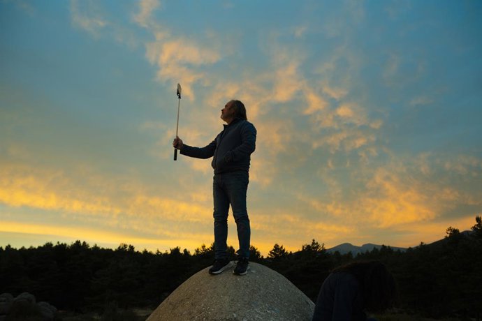 Archivo - Una persona trata de ver el eclipse, a 7 de septiembre de 2025, en Madrid (España).  