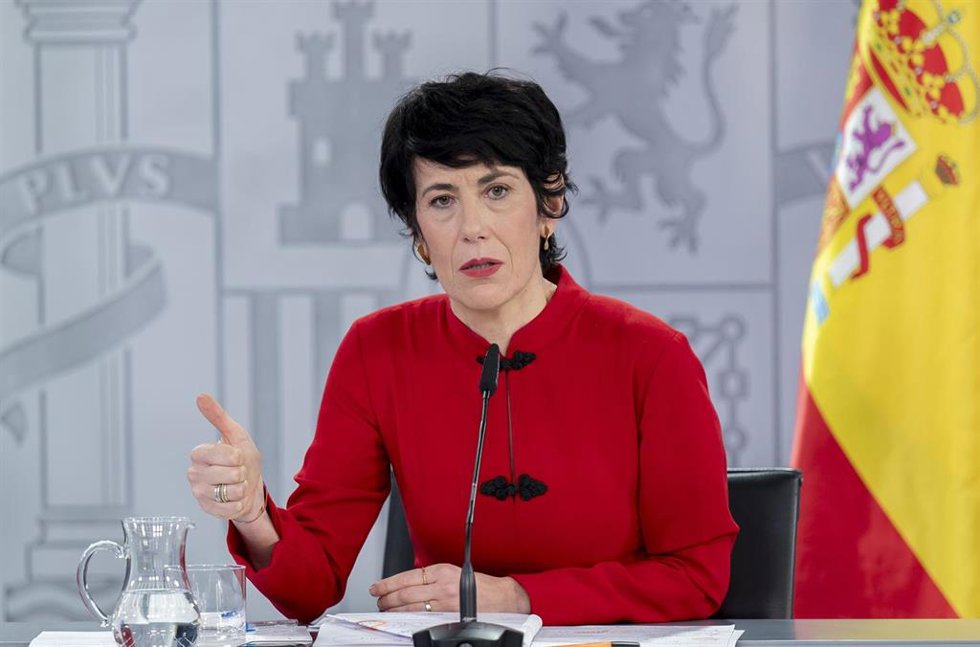 La ministra de Seguridad Social, Inclusión y Migraciones y nueva portavoz del Gobierno, Elma Saiz, durante una rueda de prensa posterior al Consejo de Ministros, en el Palacio de la Moncloa, a 23 de diciembre de 2025, en Madrid (España)