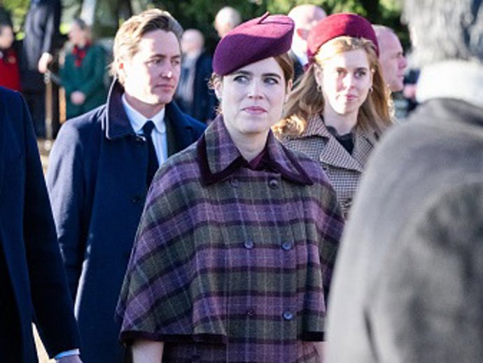 La princesa Eugenia ha lucido un abrigo capa de Byan en el tradicional servicio religioso de Navidad en Sandringham de la Familia Real británica