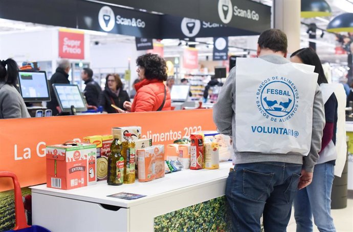Archivo - Voluntarios colaboran en la recogida de comida y donativos de la Fundación Banco de Alimentos de Madrid
