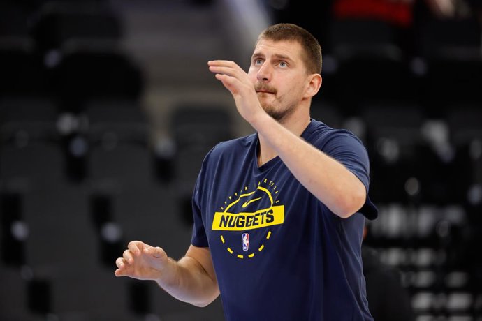 Archivo - LOS ANGELES, CA - 12 DE NOVEMBRO: Nikola Jokic (15), do Denver Nuggets, durante o jogo da NBA entre o Denver Nuggets e o LA Clippers em 12 de novembro de 2025, no Intuit Dome, em Inglewood, CA.