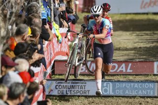 Archivo - Zoe Backstedt, durante la Copa del Mundo de Ciclocross UCI - Benidorm Costa Blanca 2024.