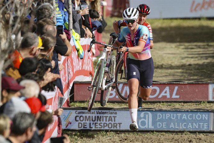 Archivo - Zoe Backstedt, durante la Copa del Mundo de Ciclocross UCI - Benidorm Costa Blanca 2024.
