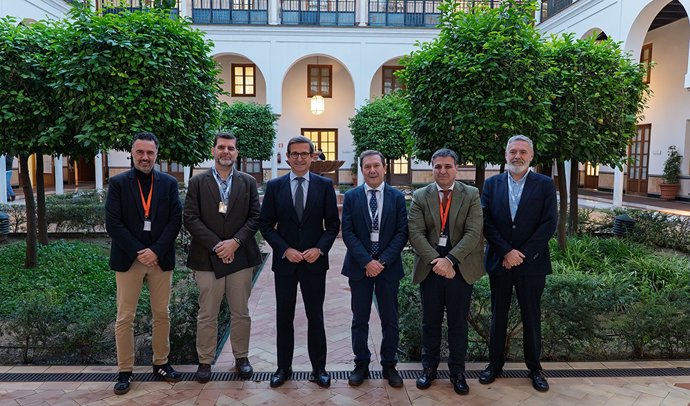 El consejero de Industria, Energía y Minas, Jorge Paradela (tercero por la izq.), durante un encuentro celebrado con representantes de la patronal Acutelan