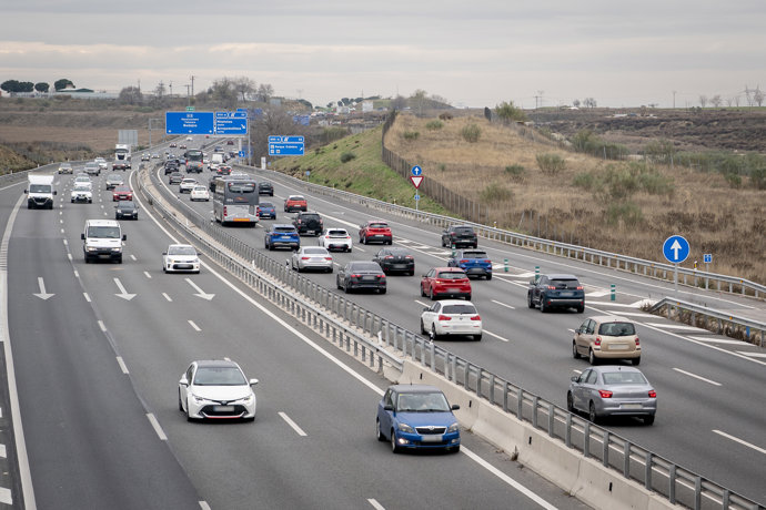 Varios vehículos en la A5, a 19 de diciembre de 2025, en Madrid (España). La operación especial de la DGT por tráfico arranca hoy sobre las 15.00 de la tarde y se alargará hasta el día 6 de enero.