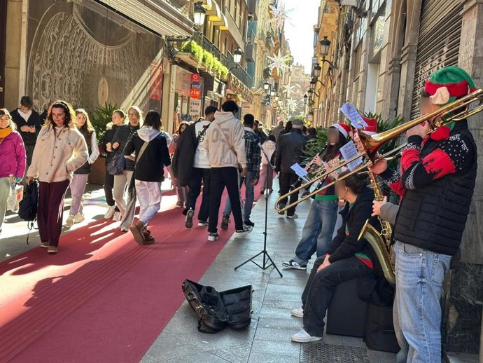 Grupo de jóvenes cantando villancicos en el centro de Murcia