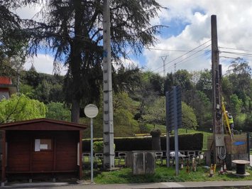 Archivo - Instalación de fibra óptica en zona rural