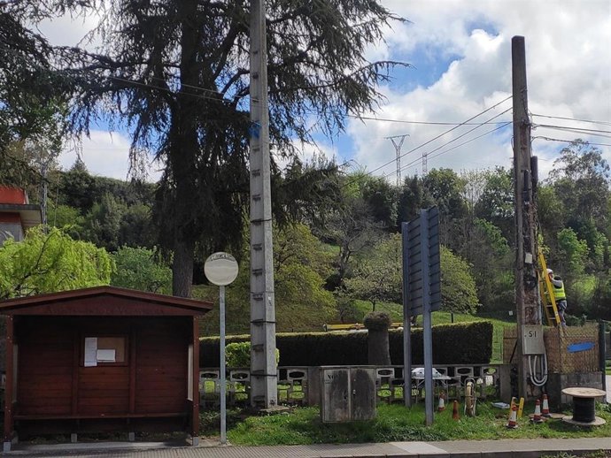 Archivo - Instalación de fibra óptica en zona rural