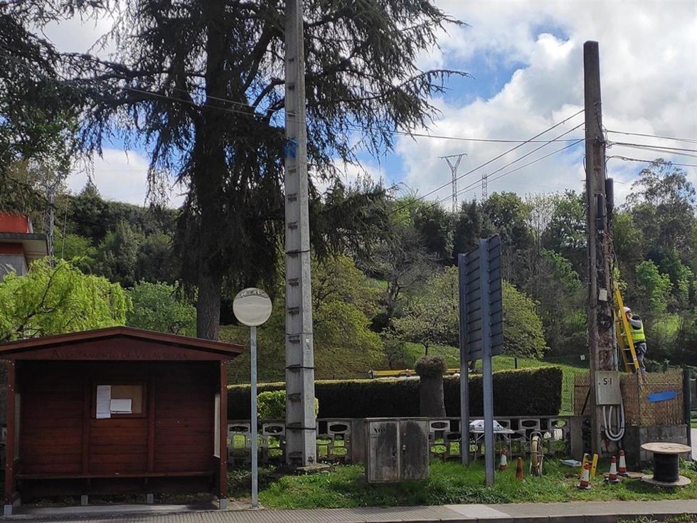 Archivo - Instalación de fibra óptica en zona rural
