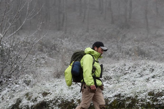Archivo - Arquivo - Montanhistas durante a queda de neve em Pedrafita, em 20 de novembro de 2025, em Lugo, Galícia (Espanha). A queda acentuada das temperaturas nos últimos dias, juntamente com as chuvas previstas, preparou o cenário para que a neve chega