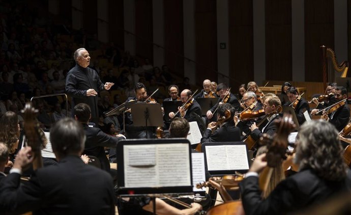 Archivo - Sir Mark Elder con la OCV