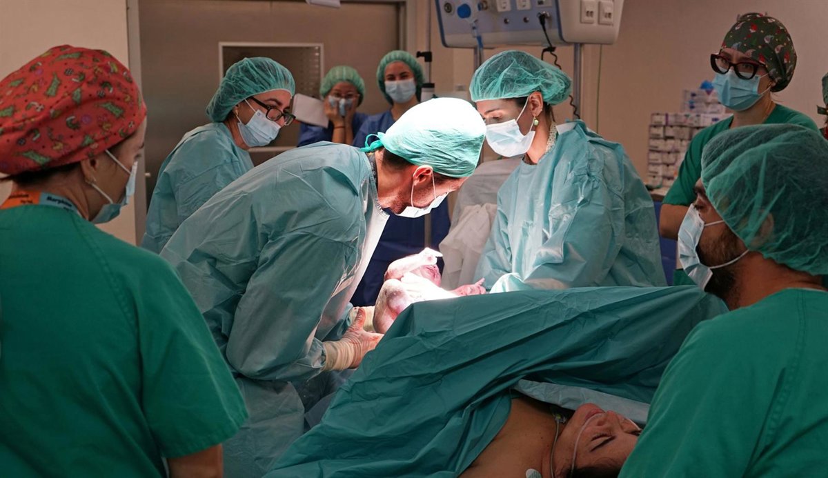 La Arrixaca permitirá que las mujeres puedan estar acompañadas durante las cesáreas programadas