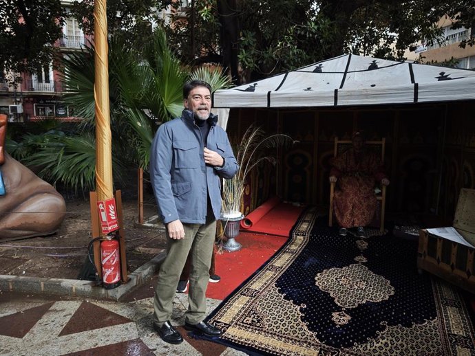 El alcalde de Alicante, Luis Barcala, este viernes en la inauguración del Campamento de las Carteras Reales en la plaza de Gabriel Miró