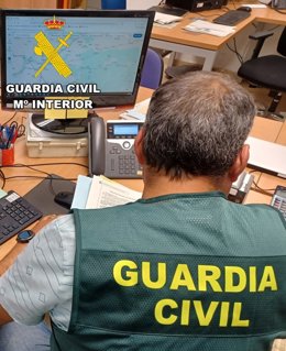 Un agente de la Guardia Civil durante la investigación.