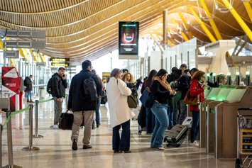 Viajeros en el Aeropuerto Adolfo Suárez Madrid-Barajas, a 19 de diciembre de 2025, en Madrid (España). 
