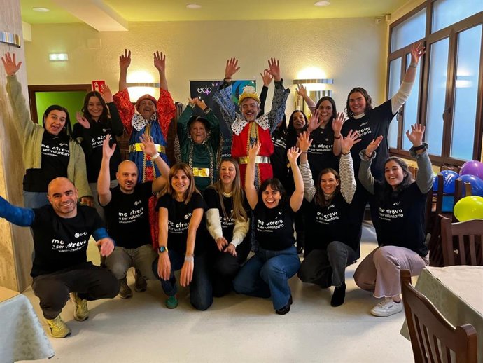 Voluntarios de EDP tras escribir cartas con los niños y entregarlas a los mensajeros reales.