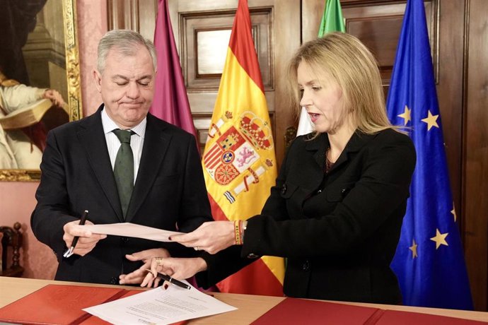 El alcalde de Sevilla, José Luis Sanz, firma junto a la portavoz municipal de Vox, Cristina Peláez, el acuerdo para la aprobación de los presupuestos municipales 2026. 