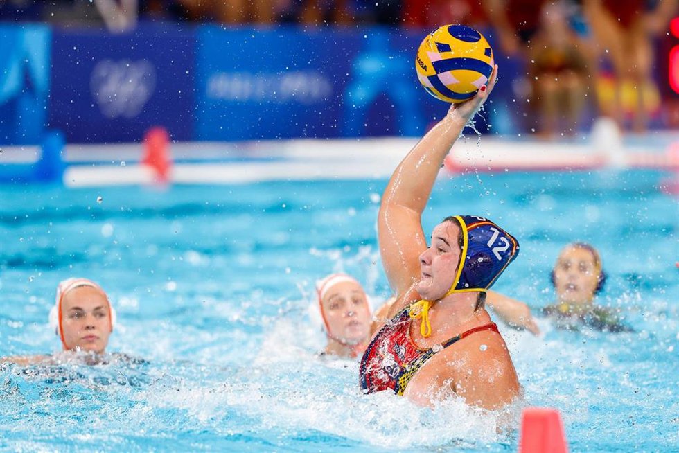 Archivo - Paula Leitón lanza durante un partido de la selección femenina en los Juegos Olímpicos de París 2024