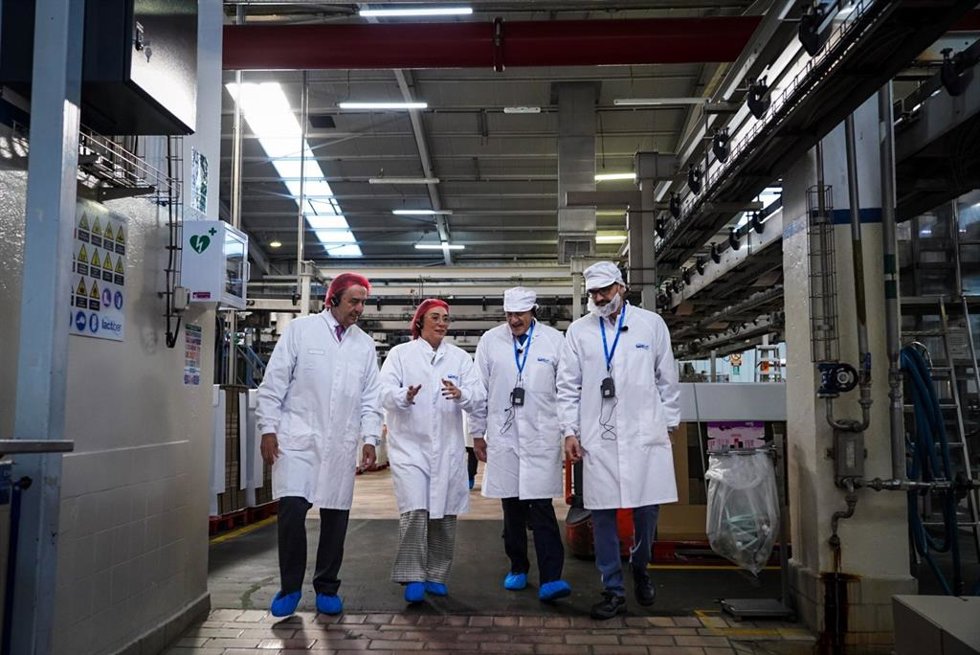 La consejera de Agricultura, Ganadería y Desarrollo Rural, María González Corral (segunda por la izquierda), durante su visita a las instalaciones de Lactiber, en León.
