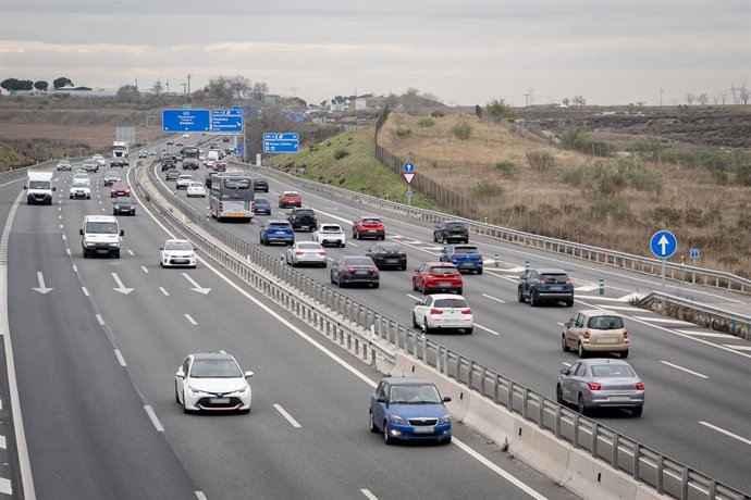 Varios vehículos en la A5, a 19 de diciembre de 2025, en Madrid (España). La operación especial de la DGT por tráfico arranca hoy sobre las 15.00 de la tarde y se alargará hasta el día 6 de enero. Durante este periodo Tráfico prevé 22,4 millones de despla