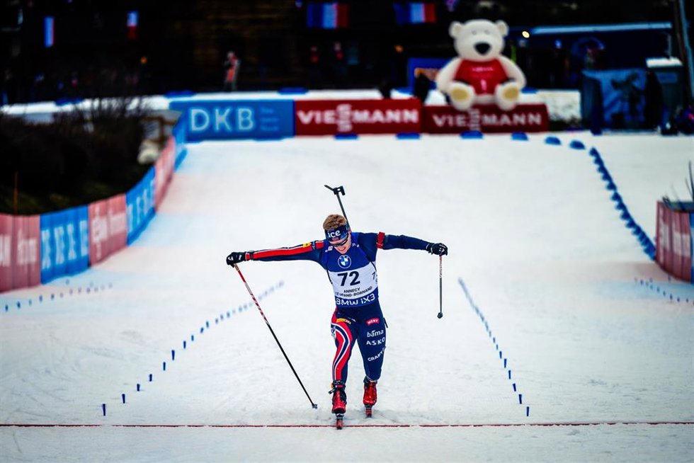 Sivert Bakken durante una prueba de la Copa del Mundo de Biatlón