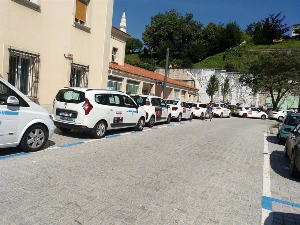 Archivo - Taxis en Santander
