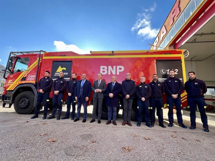 Visita del presidente del Consorcio SCIS, Julián Triguero, y el alcalde de Puertollano, Miguel Ángel Ruiz, al parque de bomberos de la ciudad.