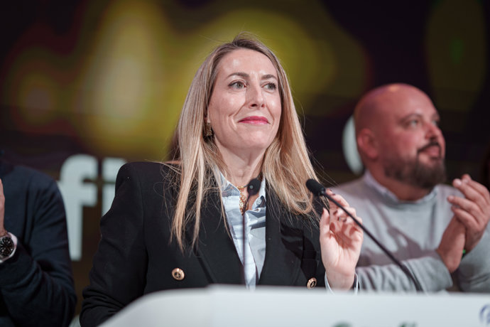 La presidenta de Extremadura, María Guardiola, durante el seguimiento de la noche electoral en la sede autonómica del PP, a 21 de diciembre de 2025, en Mérida, Badajoz, Extremadura (España). Alrededor de casi 891.