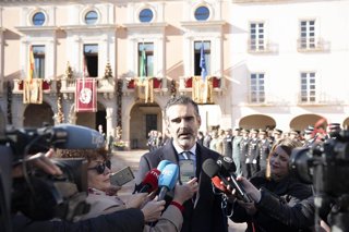 El consejero de Agricultura, Pesca, Agua y Desarrollo Rural, Ramón Fernández-Pacheco, atiende a los medios de comunicación en Almería.