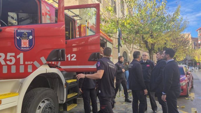 Bomberos del SEIS visitan a los niños del centro de acogida Cardenal Belluga