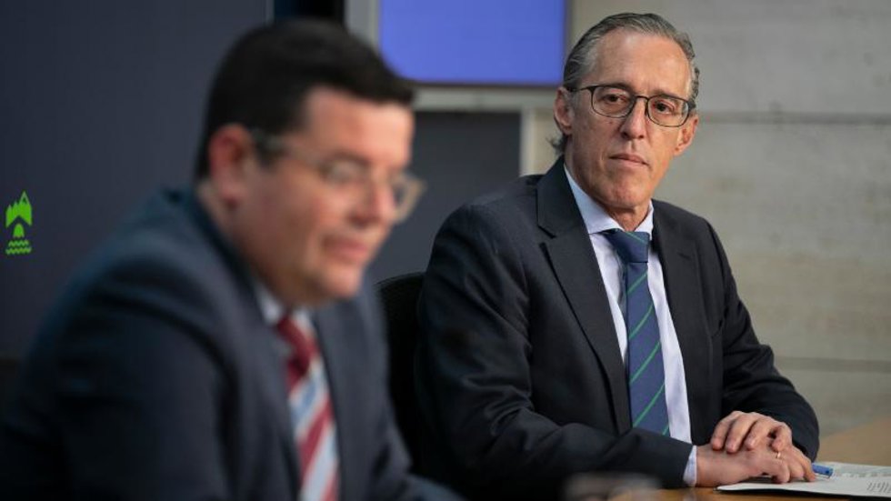 Archivo - El consejero de Hacienda, Gobernanza Pública, Sociedad Digital y Portavocía, Alfonso Domínguez, y el director general de Función Pública, Ángel Sáinz Yangüela -a la derecha-