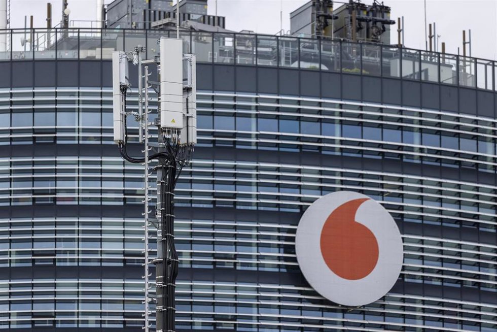 Archivo - FILED - 29 May 2024, North Rhine-Westphalia, Düsseldorf: Vodafone mobile phone antennas are installed in front of the German headquarters. British telecoms firms Vodafone UK and Virgin Media O2 have agreed to extend their network-sharing agree