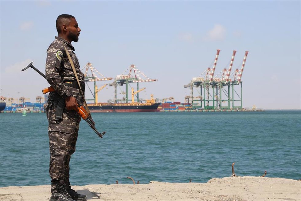 Archivo - Imagen de archivo de un militar del Gobierno de Yemen en la ciudad de Adén 