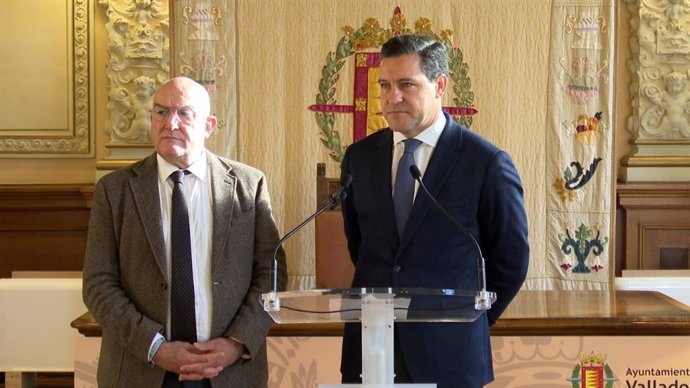 El alcalde de Valladolid, Jesús Julio Carnero, junto al eurodiputado del PP, Raúl de la Hoz.