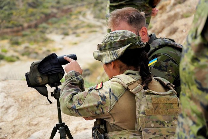 Un militar ucraniano es instruido en operaciones militares en terreno urbano en el marco de la misión de la UE de asistencia militar a Ucrania (EUMAM UA).