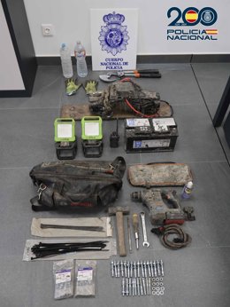 Efectos intervenidos por la Policía tras detener a un hombre en Cuenca por robo de cobre.