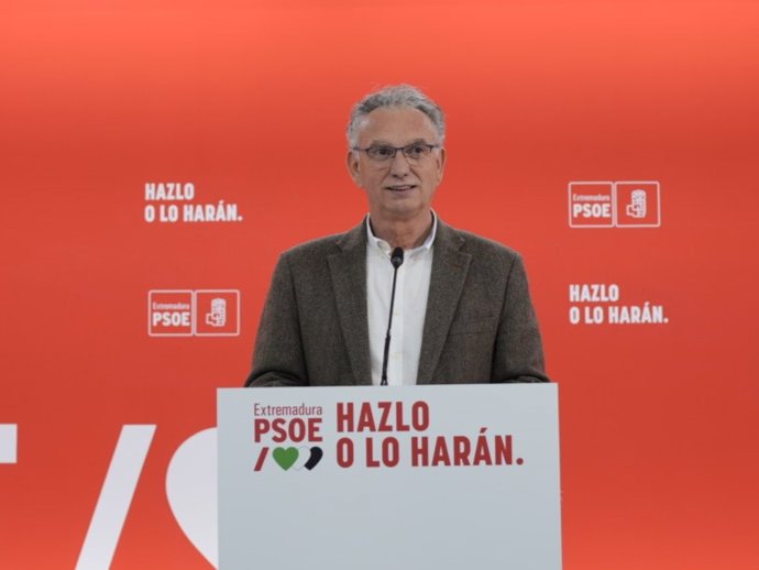 El presidente de la Comisión Gestora del PSOE de Extremadura, José Luis Quintana, ofrece una rueda de prensa en la sede regional del partido.