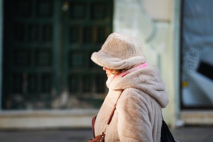 Imagen de transeúntes sevillanos protegiéndose del frío a pocos días de la entrada oficial del invierno. A 17 de diciembre de 2025, en Sevilla (Andalucía, España). Según predicciones, Andalucía encara un invierno 2026 con valores mas cálidos en cuanto a t