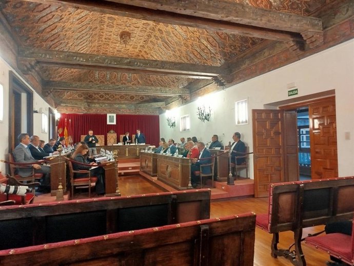 Pleno ordinario de  diciembre de la Diputación de Valladolid en el Salón de Plenos del Palacio Pimentel.