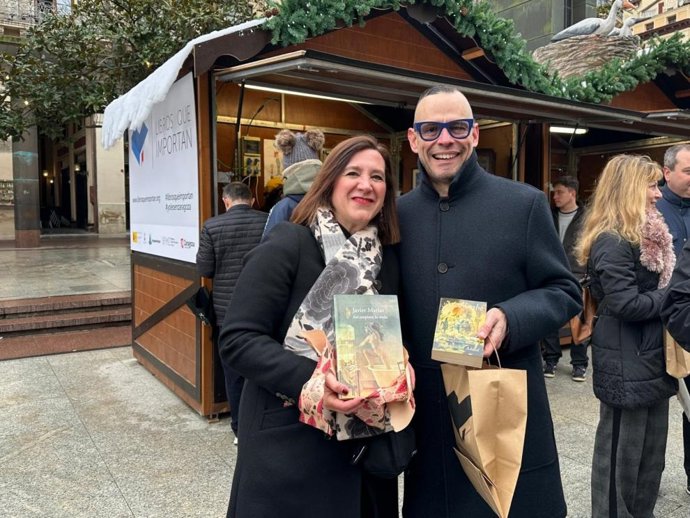 La consejera muncipal de Cultura, Sara Fernández, y el director general de Cultura del Gobierno de Aragón, Pedro Olloqui, han participando en la iniciatva 'Libros que importan'.