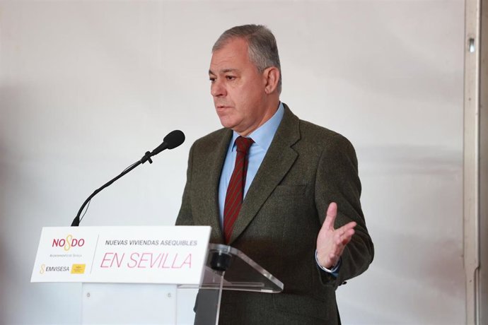 Archivo - El alcalde de Sevilla, José Luis Sanz, interviene durante la colocación de primera piedra de la nueva promoción de viviendas protegidas en el barrio de Valdezorras.