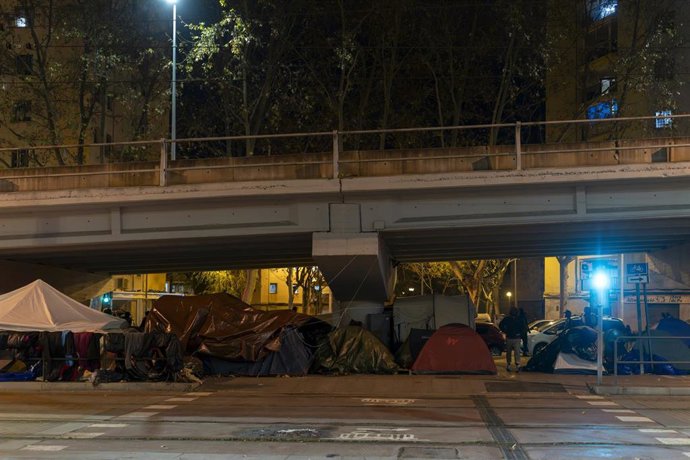 Unos 50 desalojados del antiguo instituto B9 de Badalona pasan la Nochebuena bajo el puente de la carretera C-31, el 24 de diciembre de 2025 en (Barcelona, Cataluña, España)