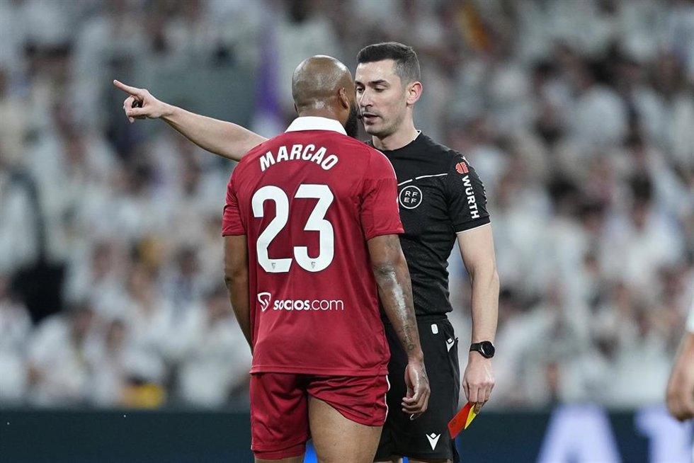 El central del Sevilla FC Marcao protesta una segunda amarilla al árbitro en el partido de LaLiga EA Sports 2025-26 ante el Real Madrid en el Santiago Bernabéu.